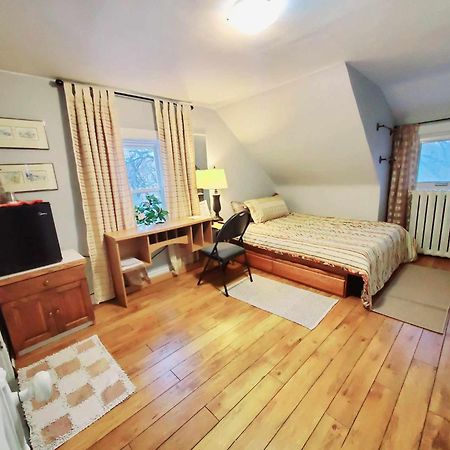 Merj'S Guest House In Wolesly ウィニペグ エクステリア 写真